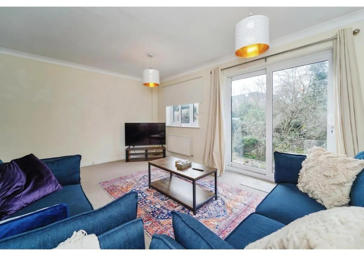 Charming Uxbridge 3Br Home With Parking 0*,  United Kingdom