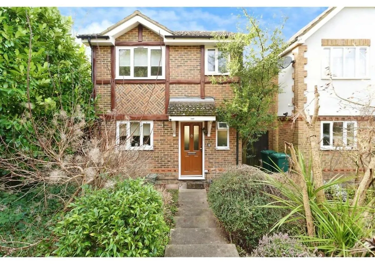 Charming Uxbridge 3Br Home With Parking
