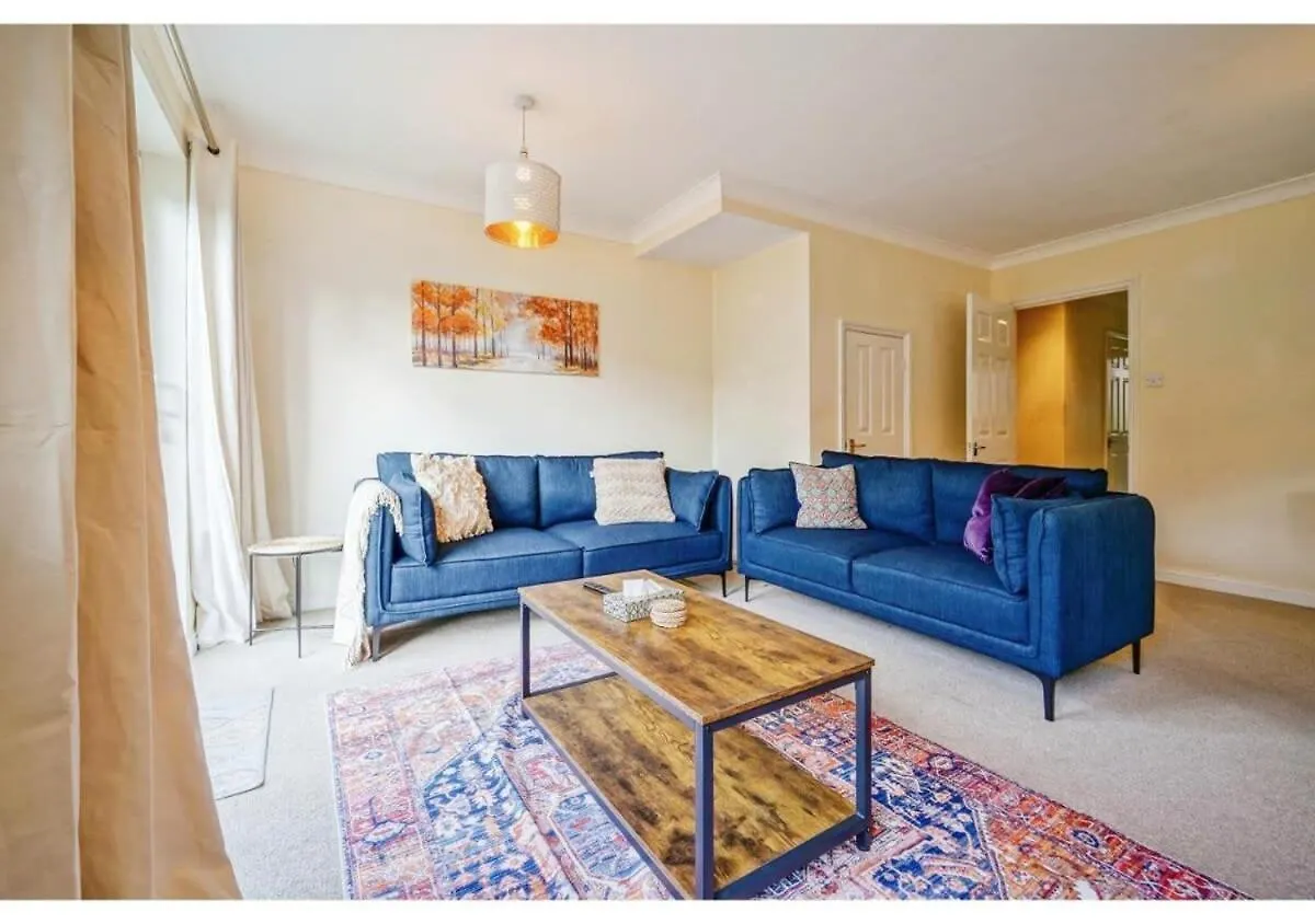 Charming Uxbridge 3Br Home With Parking