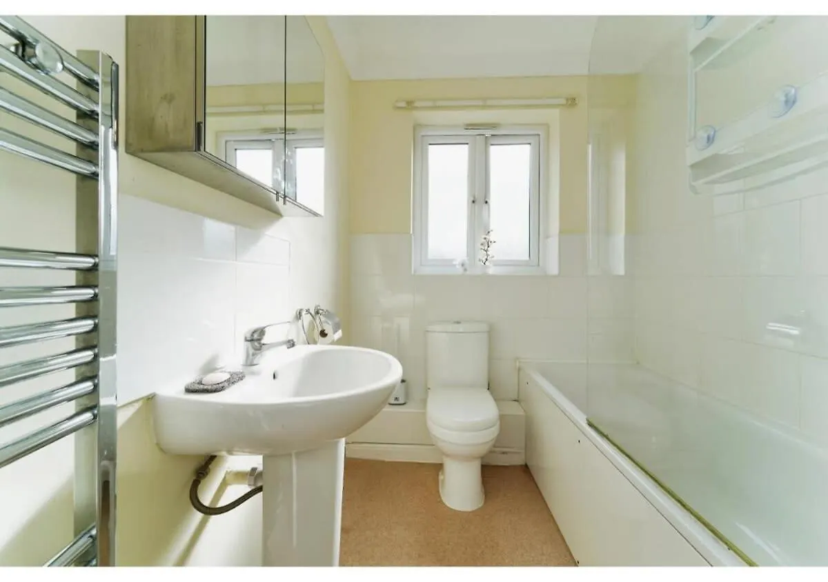 Charming Uxbridge 3Br Home With Parking