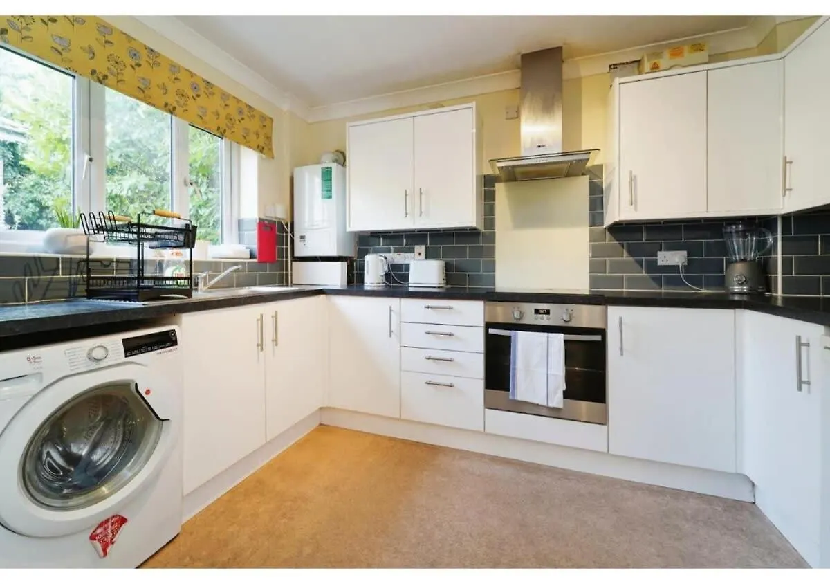 Charming Uxbridge 3Br Home With Parking