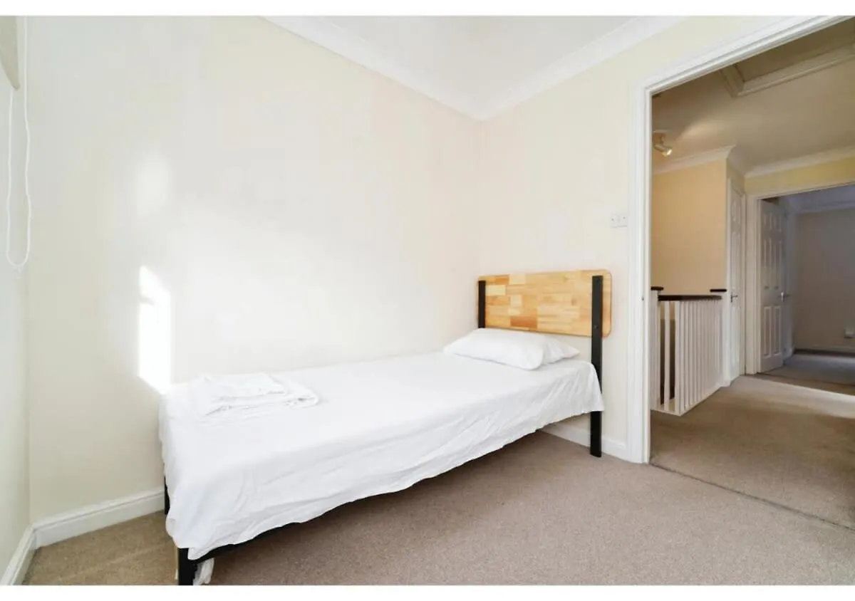 Charming Uxbridge 3Br Home With Parking 0*,  Reino Unido